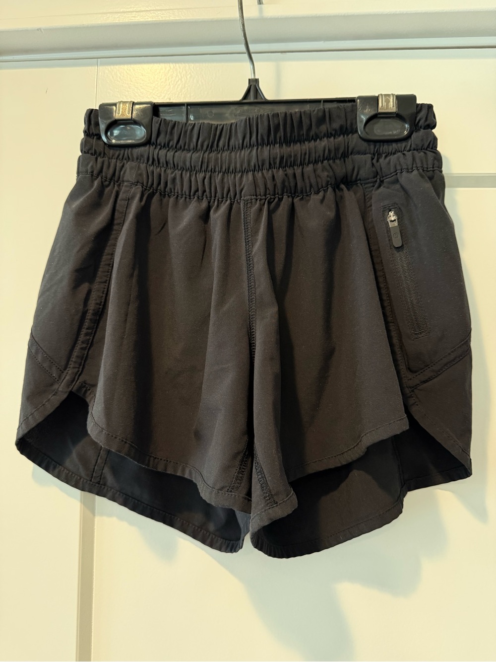 Lululemon Black Women's Tracker Shorts, black, size 4